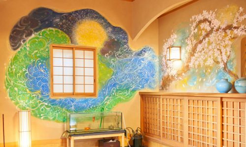 踊り場の土壁がアートになりました